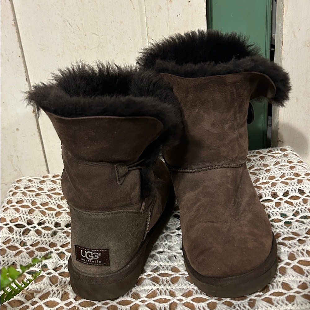 “UGGS Bailey”? Sz 10 1-Button Brown + Fleece Lining Over The Ankle Excel Cond